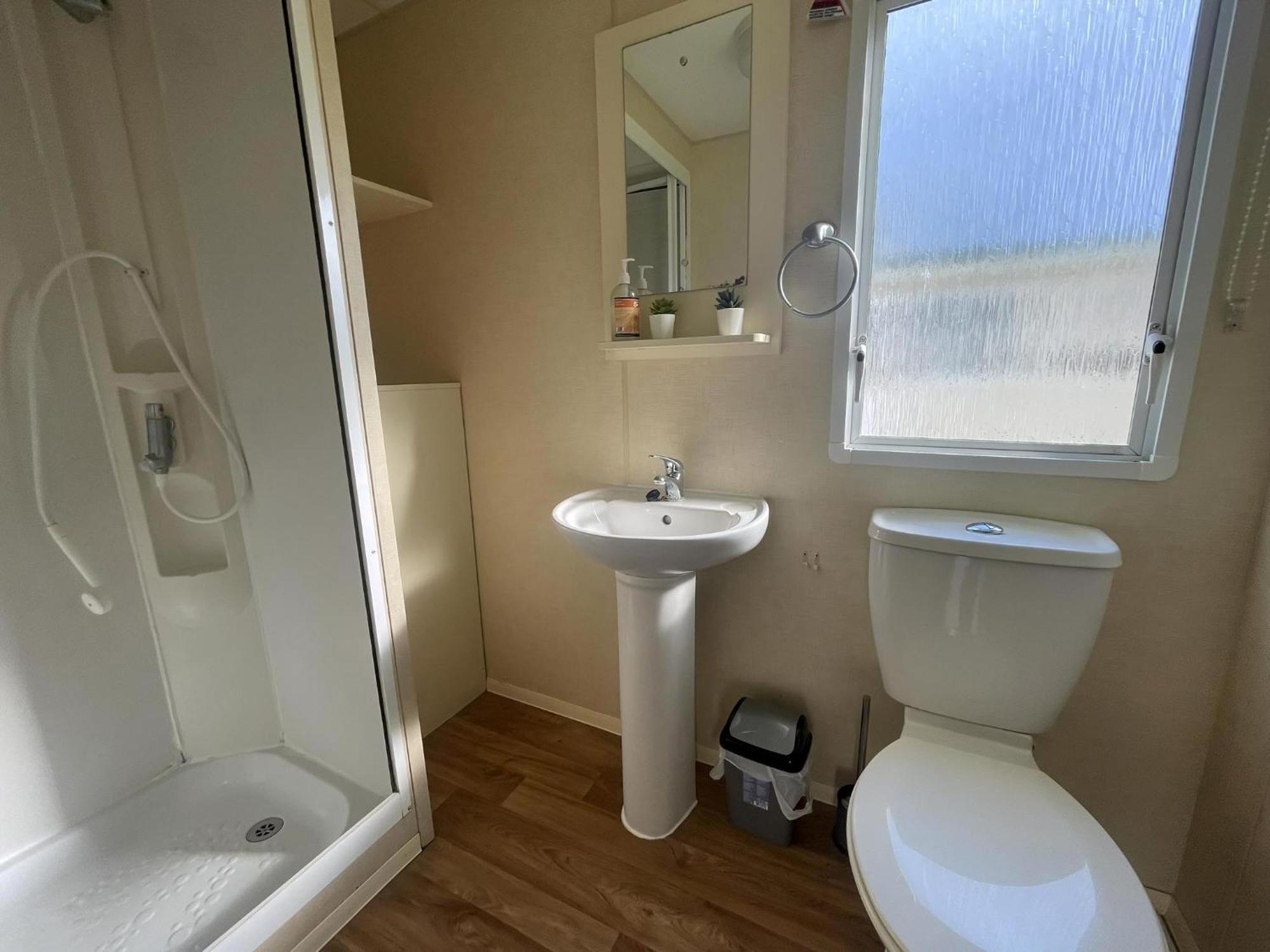 Lovely 8 Berth Caravan At St Osyth Beach Holiday Park Ref 28101G Клактон-он-Сі Екстер'єр фото